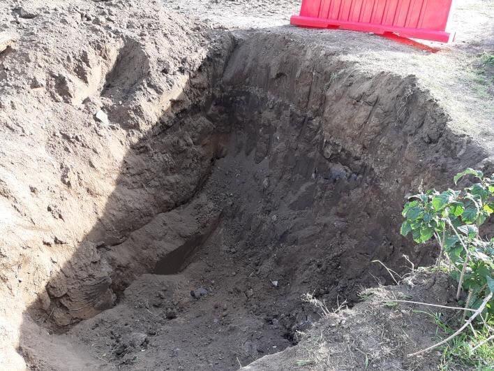 Работники ТГК-14 раскопали яму в Северном и уехали, не устранив аварию