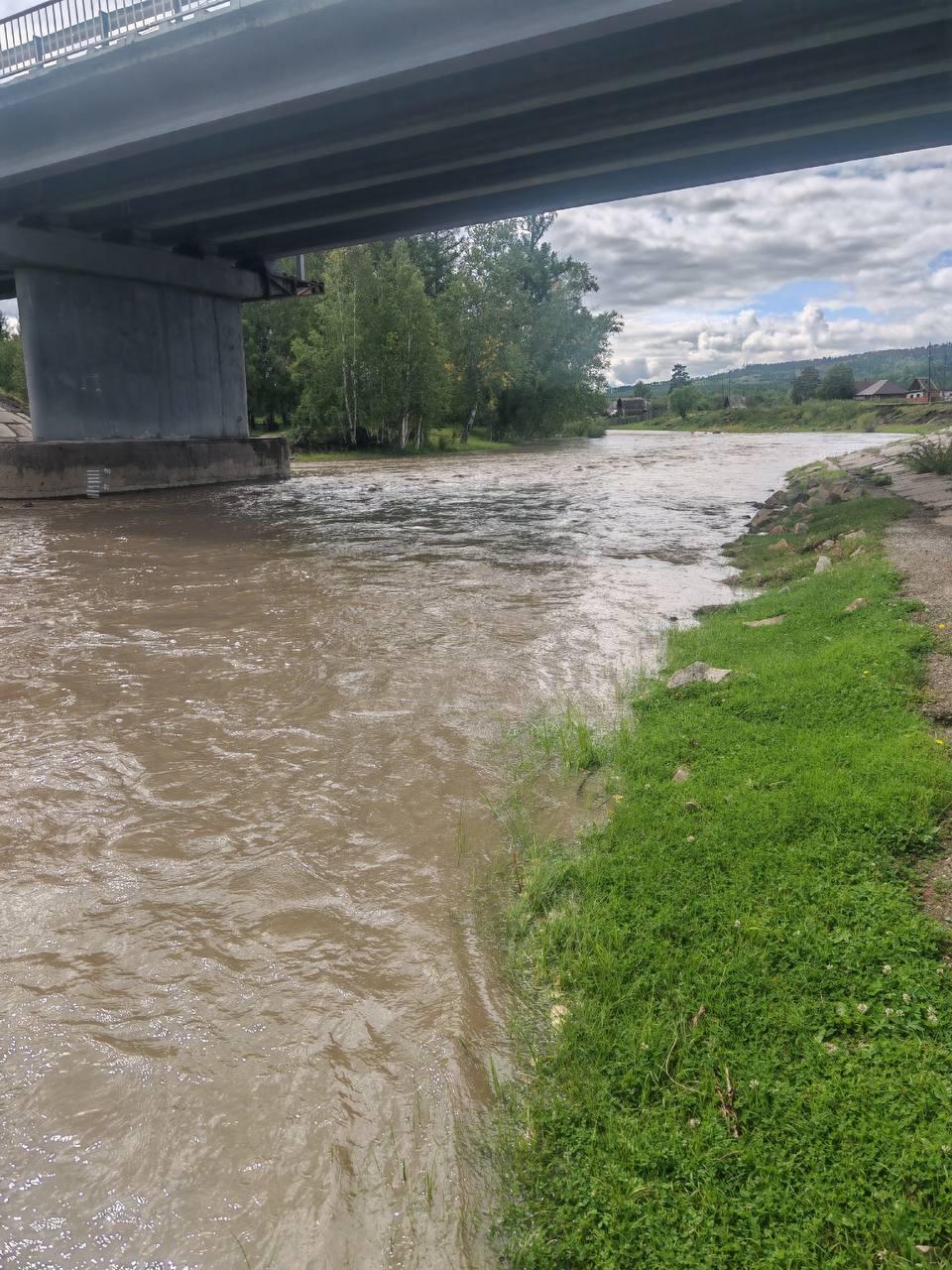 Жители Танхи обвиняют золотодобытчиков в загрязнении реки Кручина