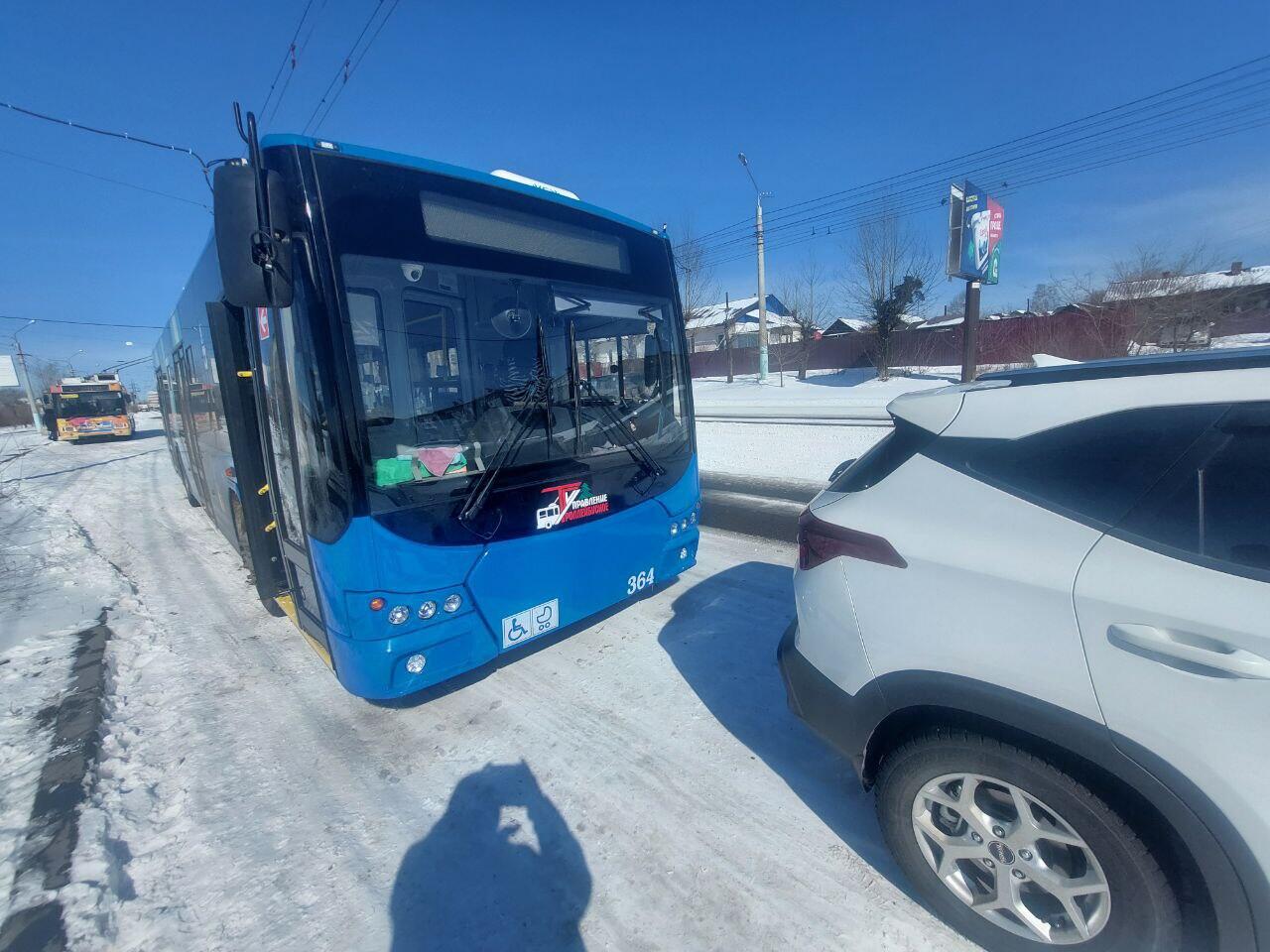 Троллейбус и иномарка столкнулись на МЖК в Чите