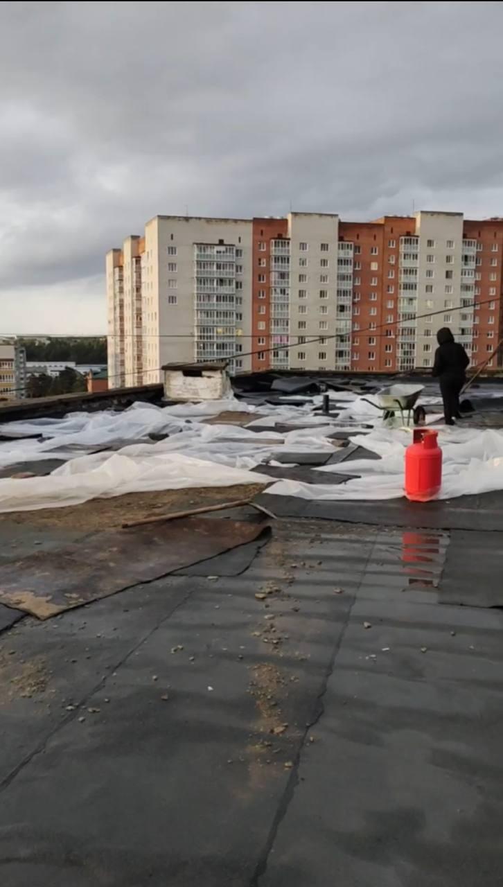 Вода бежит ручьём по щиткам» - многоквартирный дом в Чите топит во время  дождей