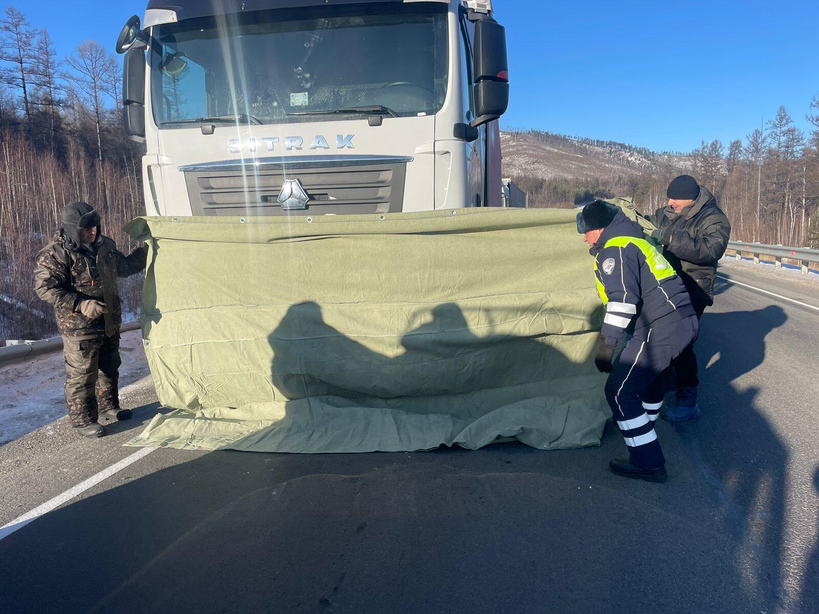 Инспекторы ДПС спасли замерзающего водителя большегруза на трассе Забайкалья