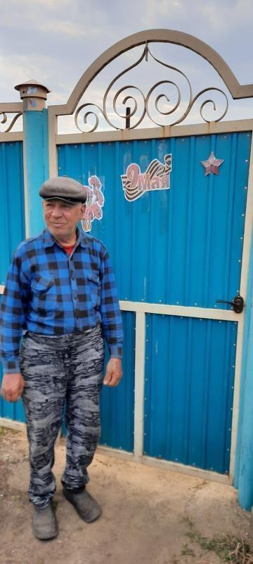 Жители Хохотуя украсили ограждения домов бумажными голубями к 9 мая