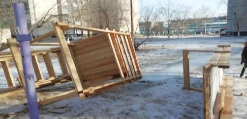Власти Краснокаменска снесли зимнюю горку, установленную жителями