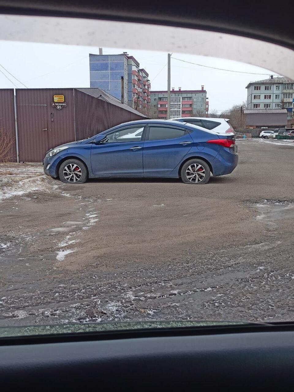 Во дворе на Ярославского в Чите неизвестные прокололи шины десяткам  автомобилей