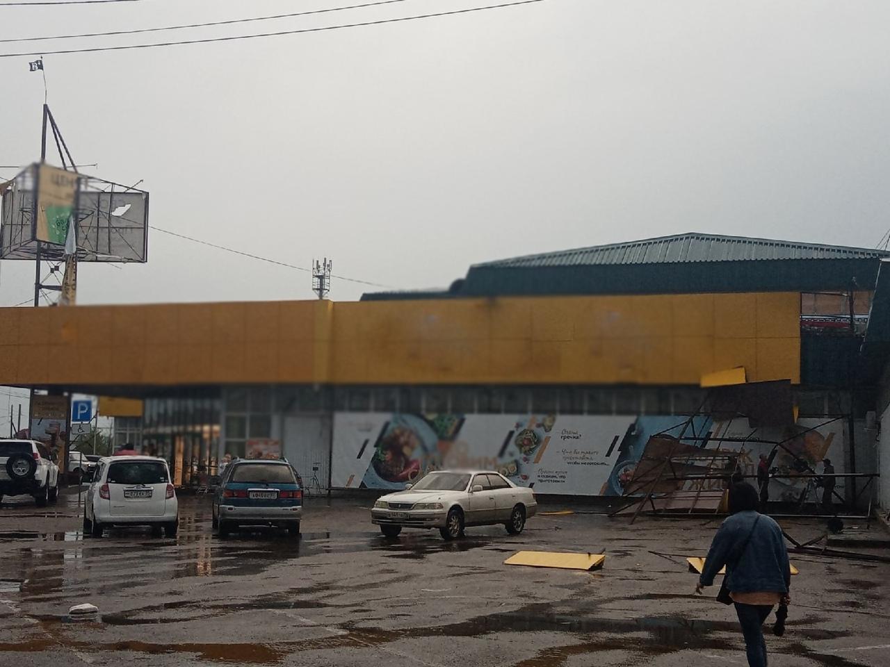 Крыша супермаркета на КСК обвалилась после шторма в Чите