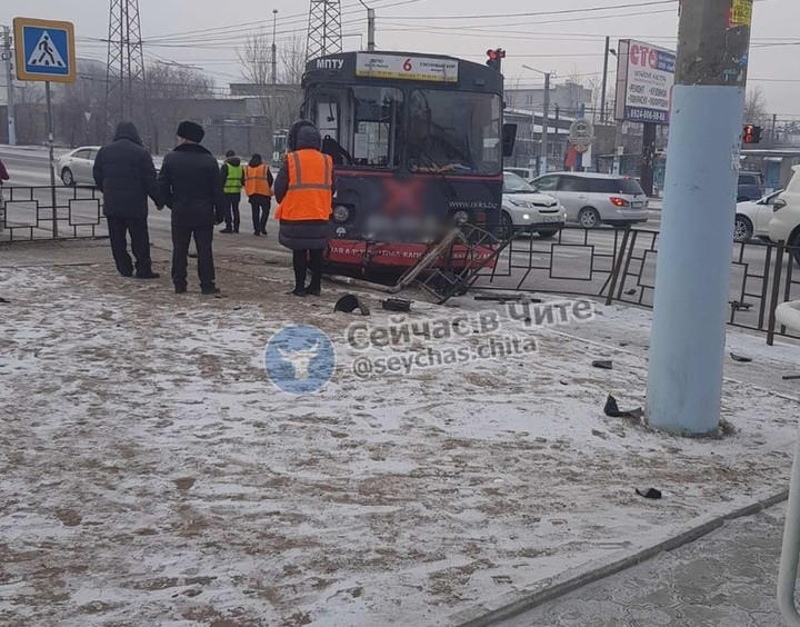 «Легковушка» столкнулась с троллейбусом в центре Читы
