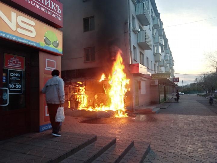 В центре Читы горит магазин