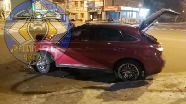 Volkswagen перевернулся в результате ДТП с Lexus ночью в центре Читы