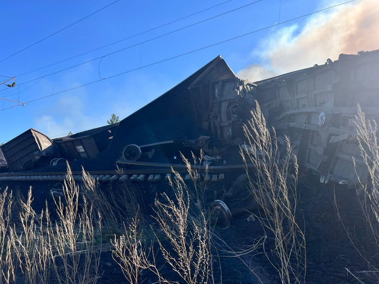 Появились кадры с места крушения поезда на Забайкальской железной дороге