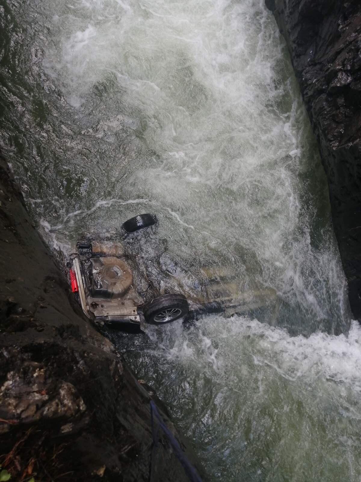 действия водителя при падении автомобиля в воду