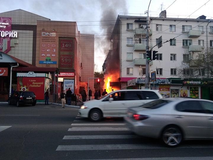 В центре Читы горит магазин