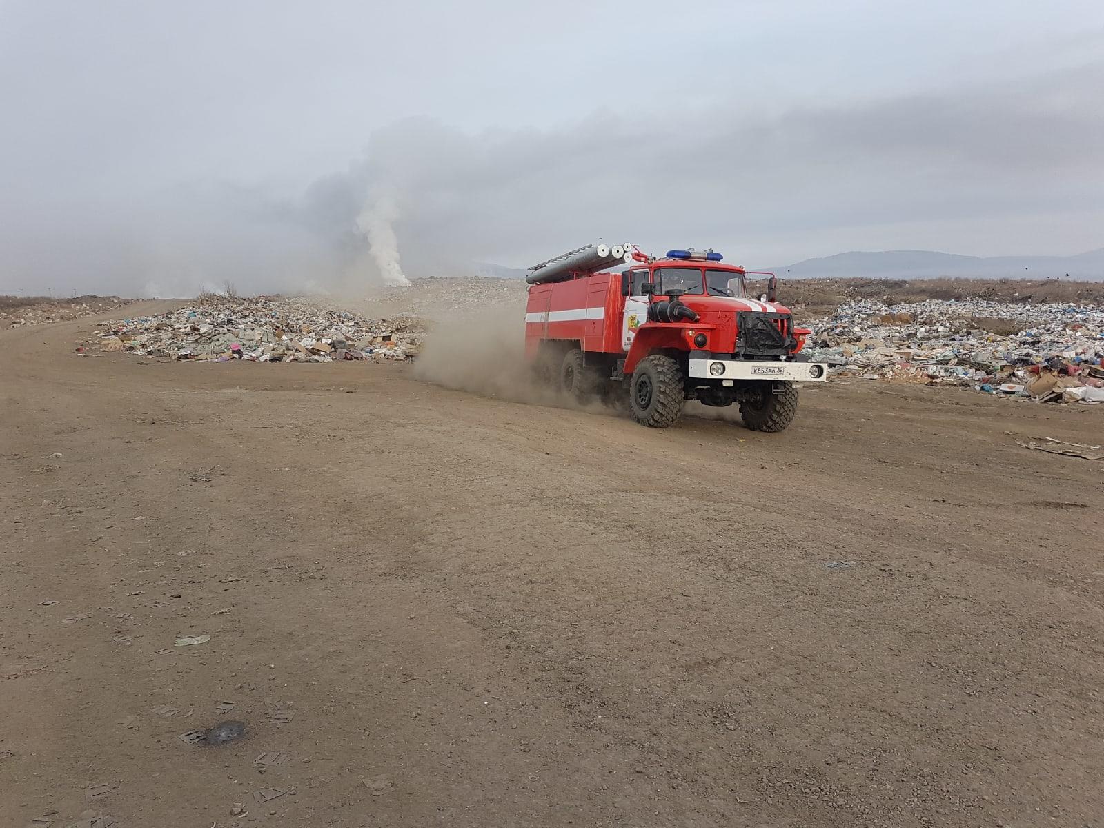 Площадь пожара на городской свалке в Ивановке составляет около 1,5 га