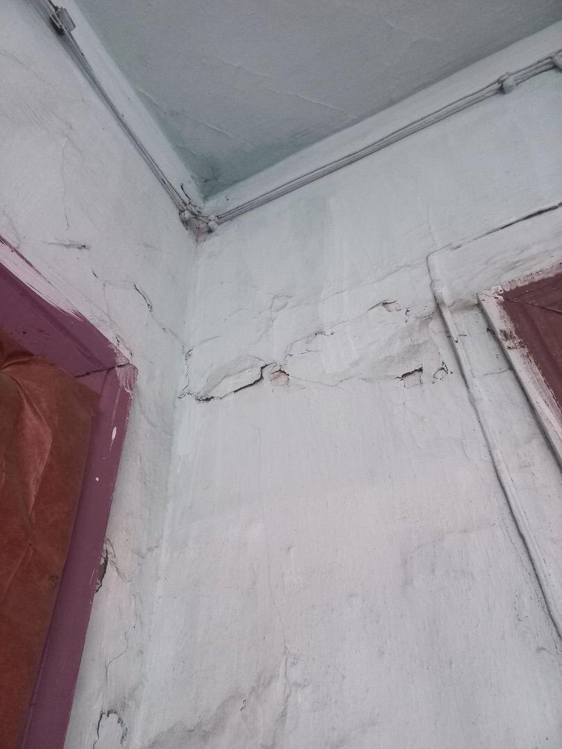 Жители Могзона об аварийном доме: «Он уже трещит по швам»