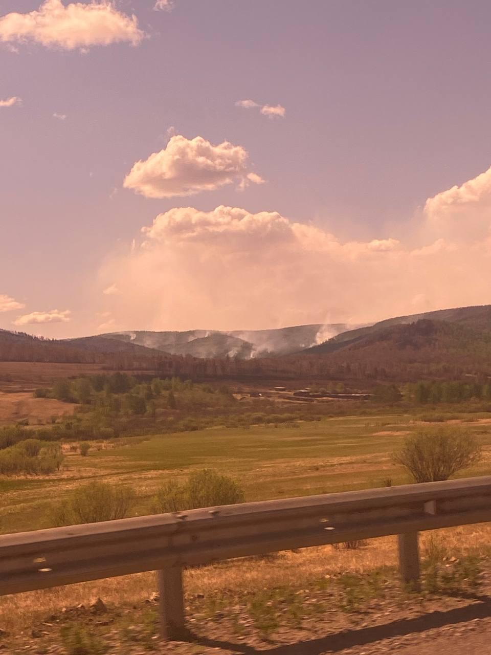 «Забайкалье в огне»: лесной пожар действует недалеко от села Верх-Нарым