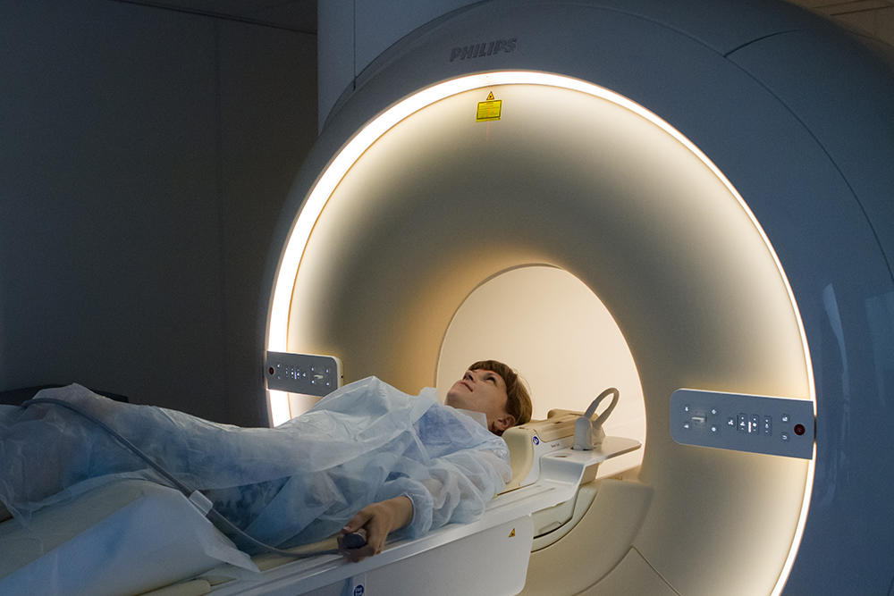 Мрт тела полное цена. Аппарат кт Филипс. Обследование на томографе. Человек в томографе. Магнитно резонансное обследование организма.