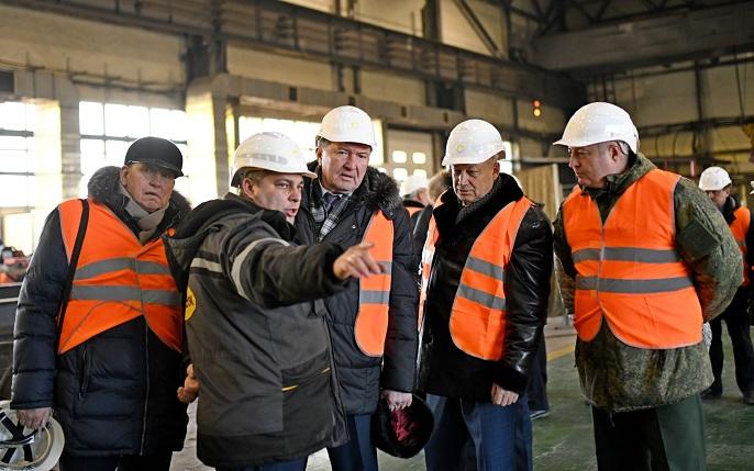 Спикер Лиханов вручил благодарственные письма рабочим Черновского РМЗ в Чите