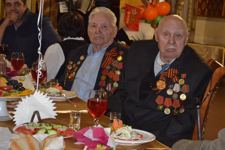 Осипов вместе с женой встретился с ветеранами за праздничным обедом