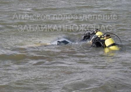 Водолазы обнаружили автомобиль с двумя трупами в реке Турга