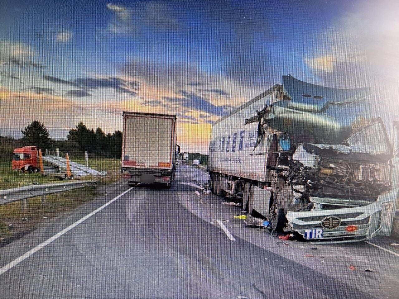 Четыре большегруза и легковой автомобиль столкнулись в Улетовском районе