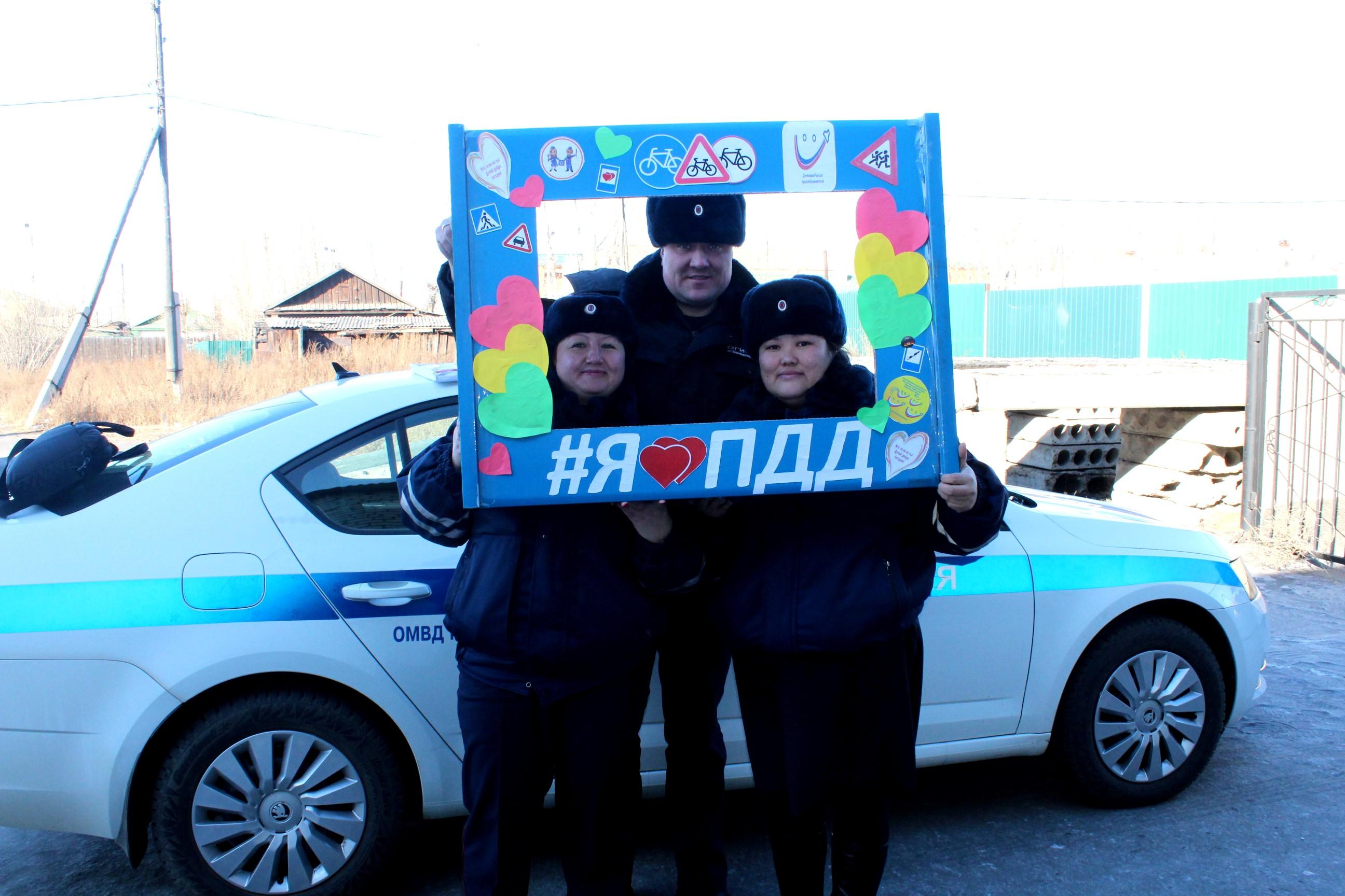 Сотрудники ГИБДД раздали пряники в виде сердца водителям в Забайкалье 14 февраля