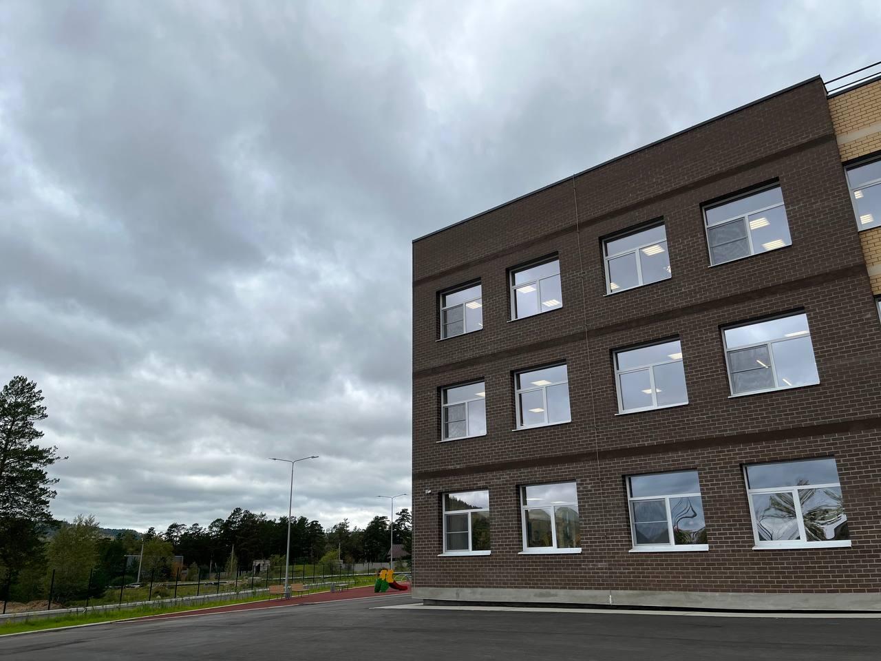 Столовая, просторные классы и спортзалы: новая школа открылась в Атамановке