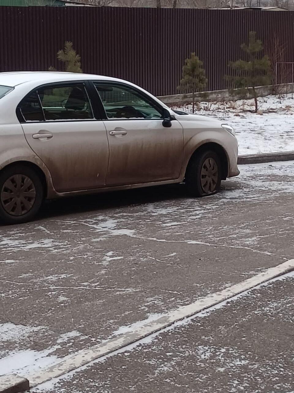 Во дворе на Ярославского в Чите неизвестные прокололи шины десяткам  автомобилей