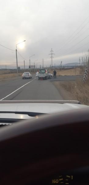 Две машины столкнулись на «пьяной» дороге на КСК в Чите