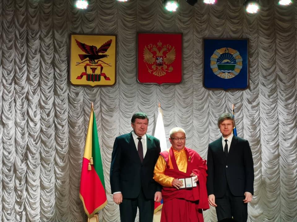 Лиханов вручил одну из главных наград края ректору Агинской Буддийской академии