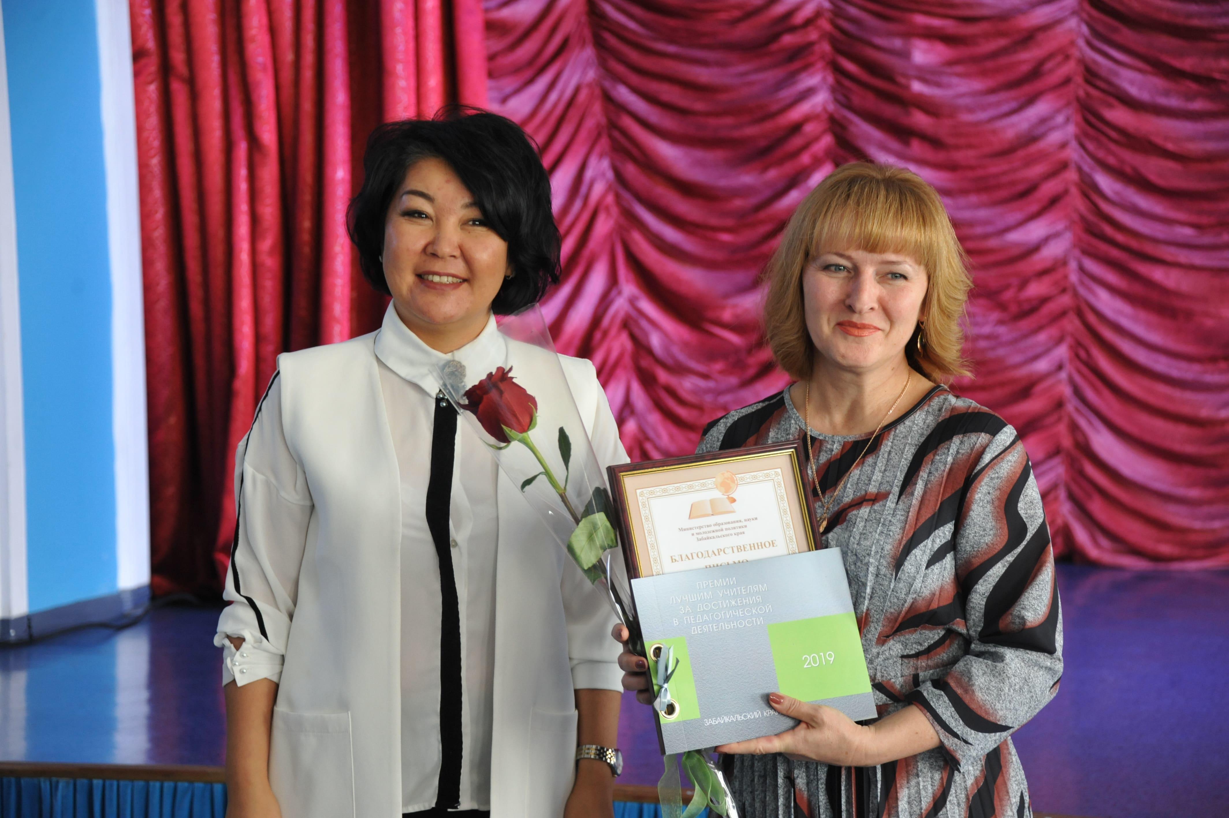 Лучших учителей Забайкалья наградили премиями в 200 и 100 тыс рублей