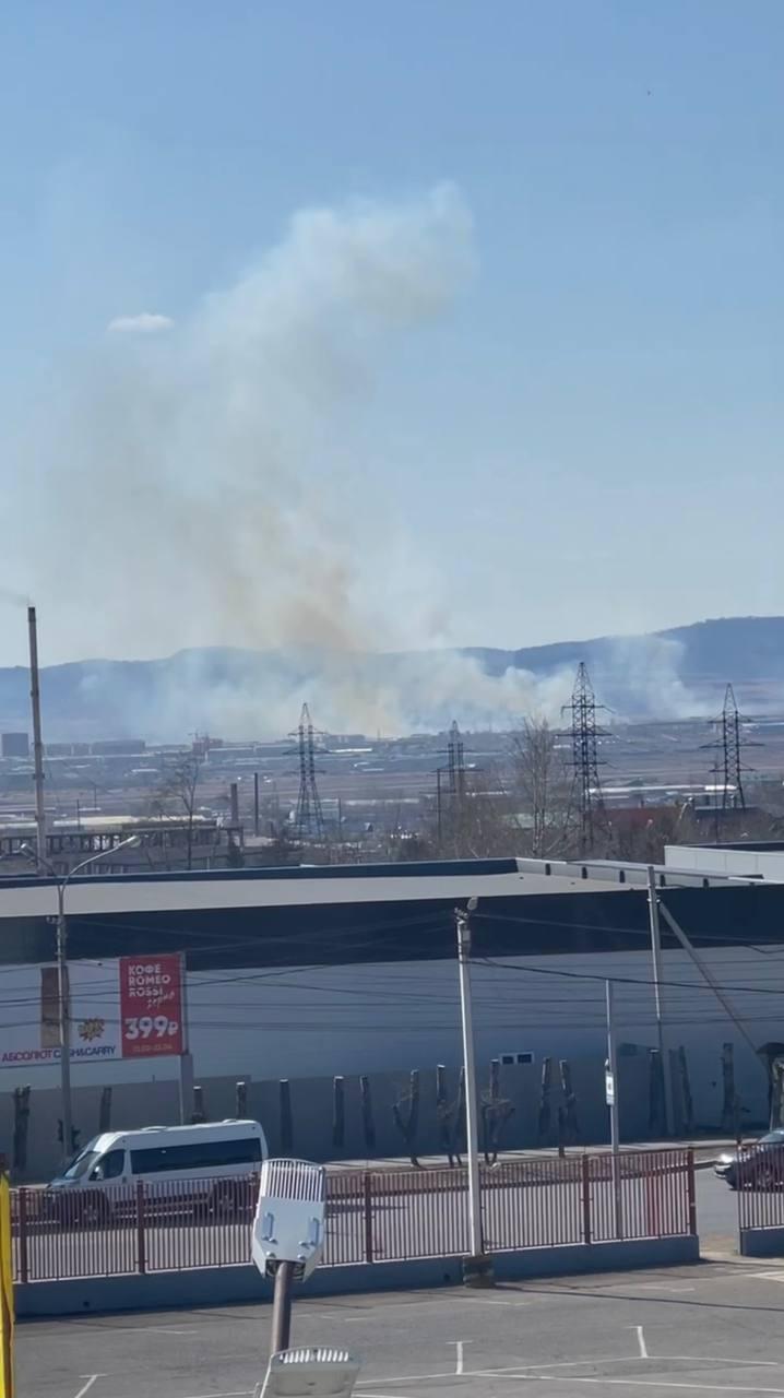 Поле горит в Железнодорожном районе Читы