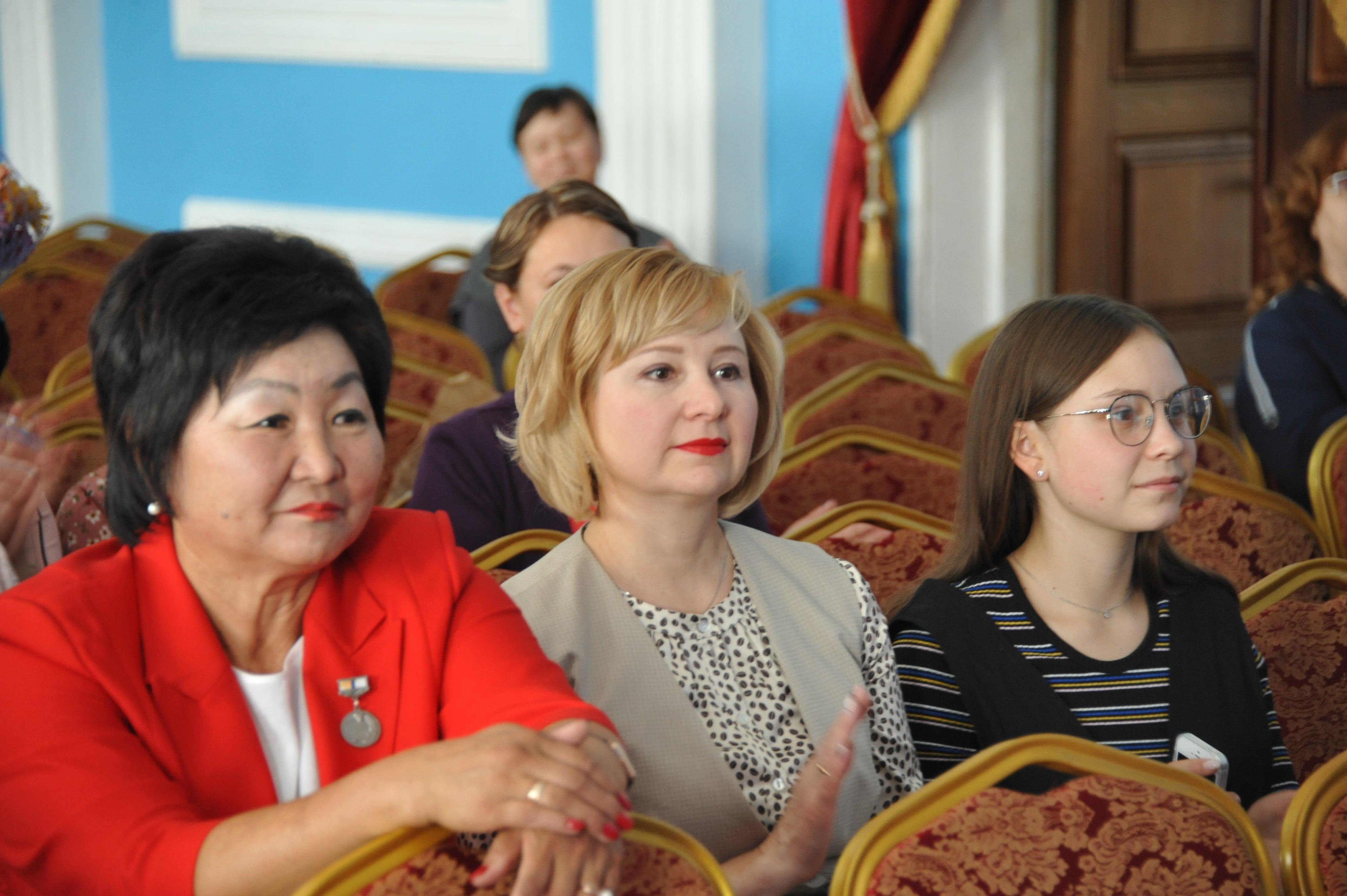 Лучших учителей Забайкалья наградили премиями в 200 и 100 тыс рублей