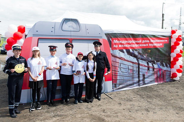 Читинские школьники вручили водителям рисунки с напутствиями соблюдать безопасность на железнодорожных переездах