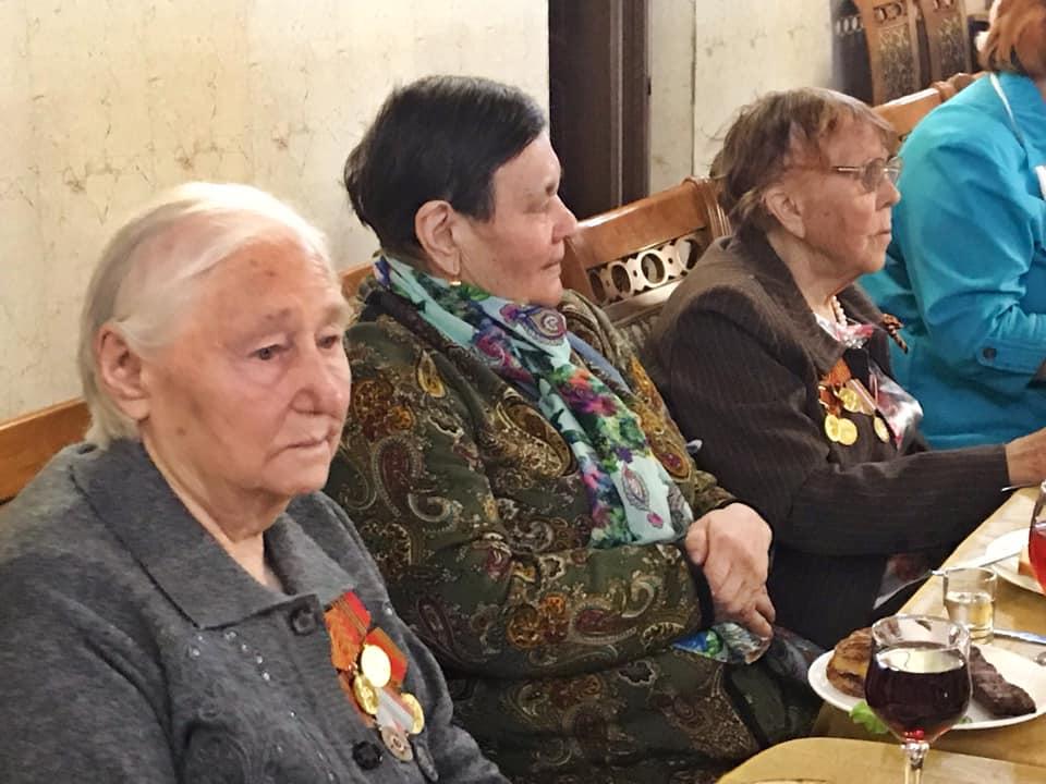 Осипов вместе с женой встретился с ветеранами за праздничным обедом