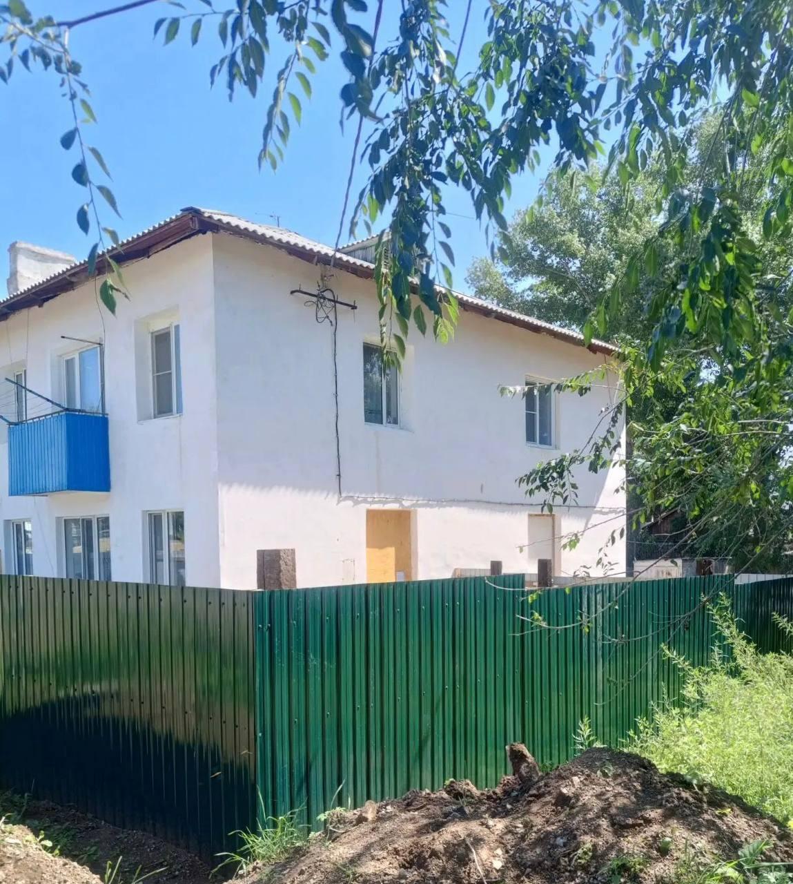 В Шерловой Горе мужчину заставляют снести забор, который он поставил там, где годами было запустение