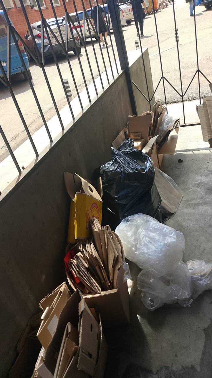 Конфликт вокруг мусора: жители дома в Чите против складирования отходов магазина