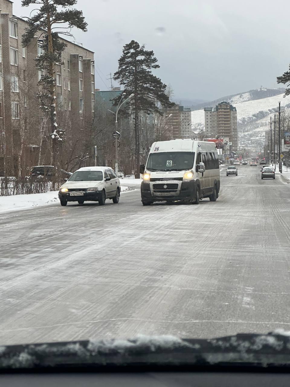 В Чите автомобили не могут подняться по улицам из-за скользких дорог