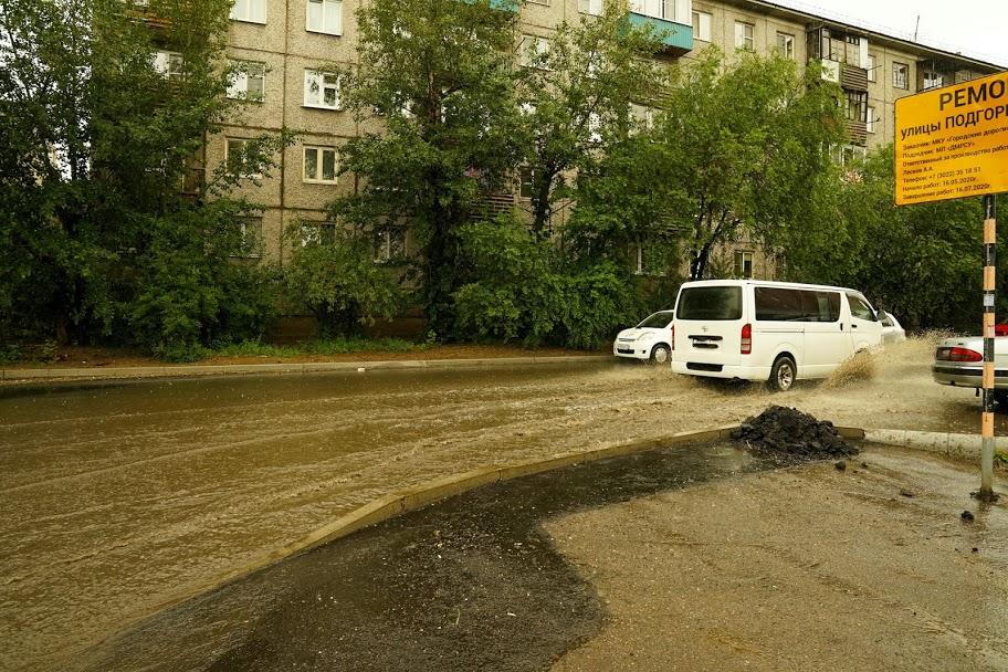 Реку после дождя на ул. Подгорбунского запечатлел корреспондент ZAB.RU