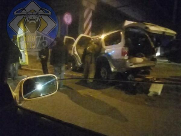 Водитель внедорожника получил травмы, врезавшись в бетонный блок в Чите