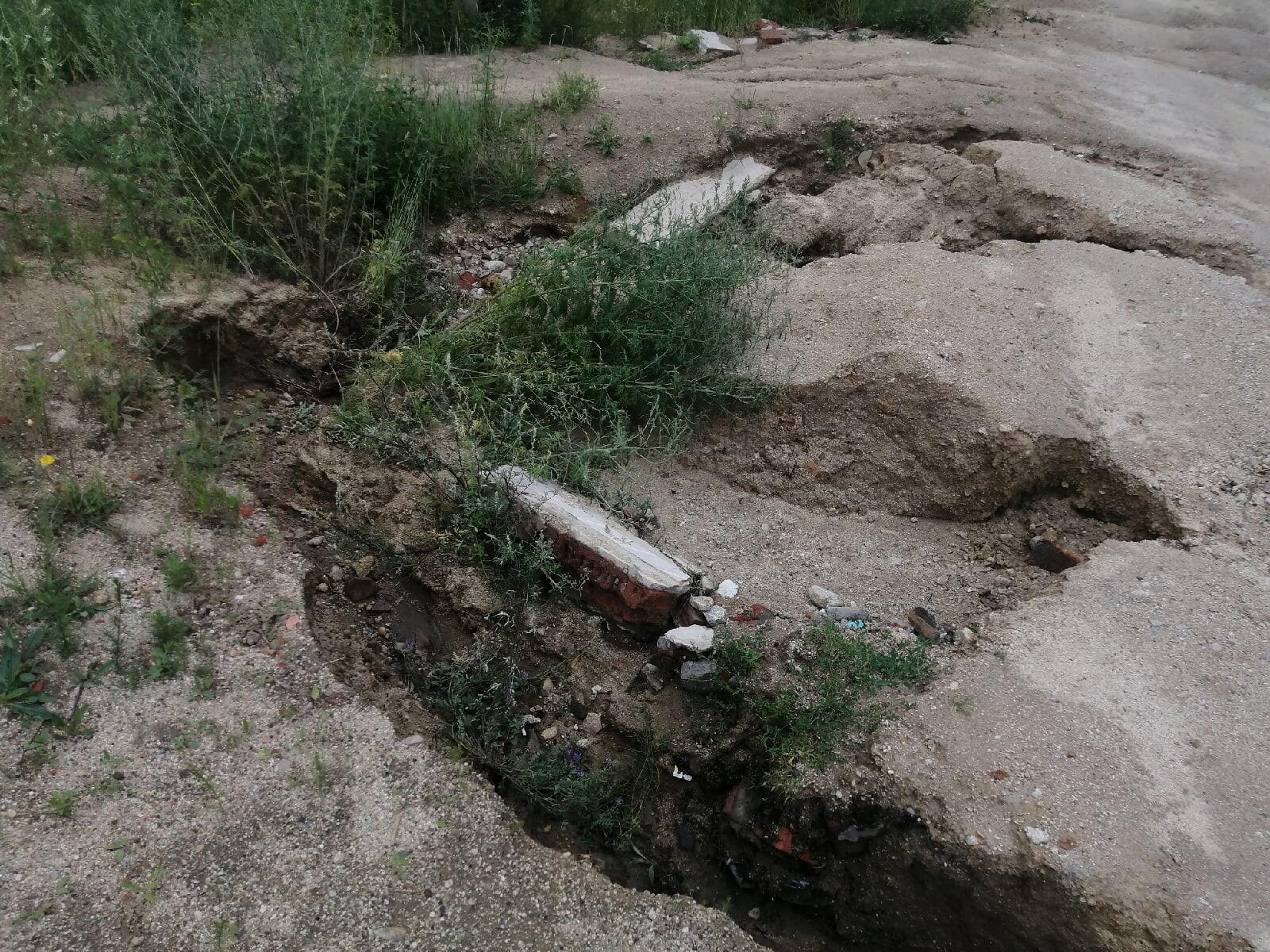 Овраги приближаются к фундаменту жилых домов в поселке Лесная | 15.07.2021  | Чита - БезФормата