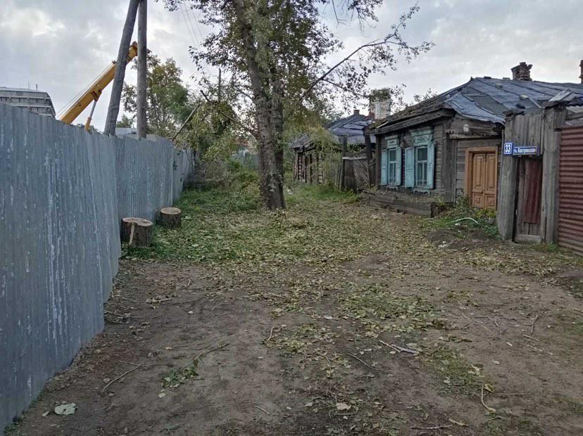 Спиленные ветки деревьев убрали возле дома пенсионерки в Чите