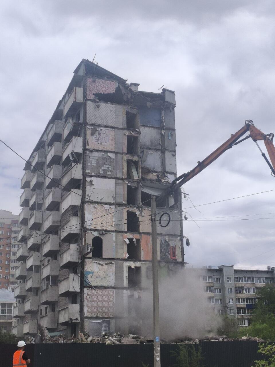 В Северном начали сносить легендарный «Пизанский» дом спустя 6 лет после признания аварийным