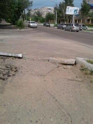 Поваленные бордюры и разрушенный асфальт: читинец показал, как выглядит тротуар на ул. Баргузинская