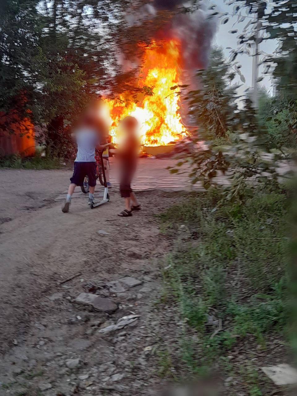 Мусор загорелся на контейнерной площадке около садика в Песчанке |  01.08.2023 | Чита - БезФормата