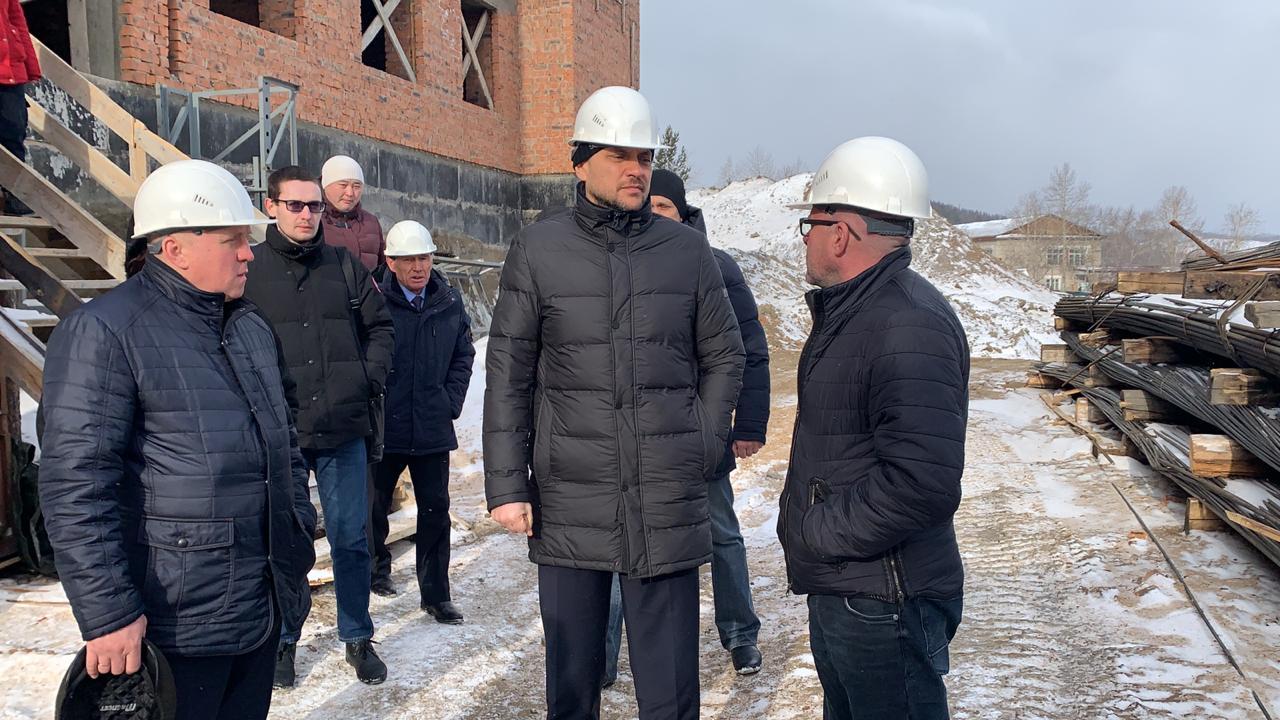 Осипов проверил строительство школы в селе Баляга, которую не могут достроить уже 12 лет