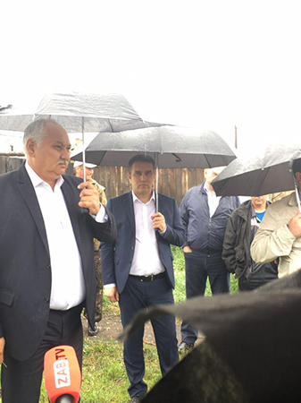 Краевые депутаты в дождь поехали в рейд по свалкам Читы