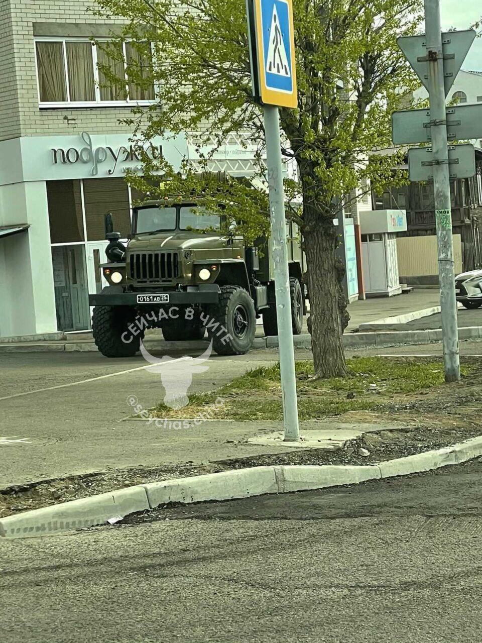 Военный Урал сломал бордюр в центре Читы | 27.05.2021 | Чита - БезФормата