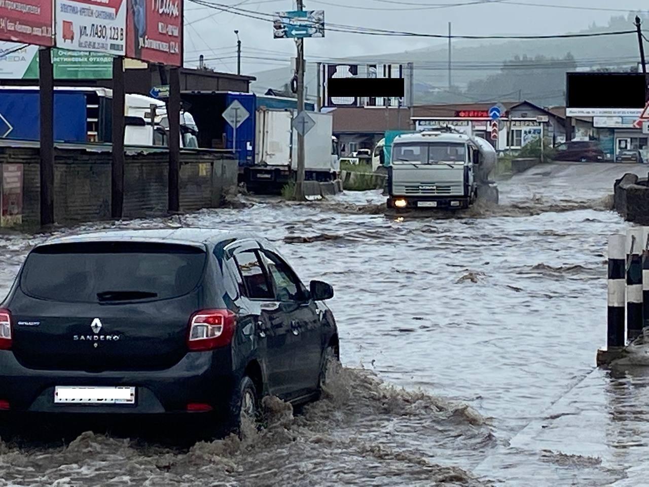 Улица Лазо в Чите превратилась в «дождевое море»