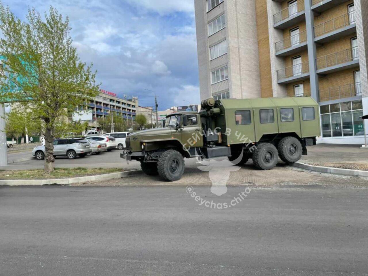 Военный Урал сломал бордюр в центре Читы | 27.05.2021 | Чита - БезФормата