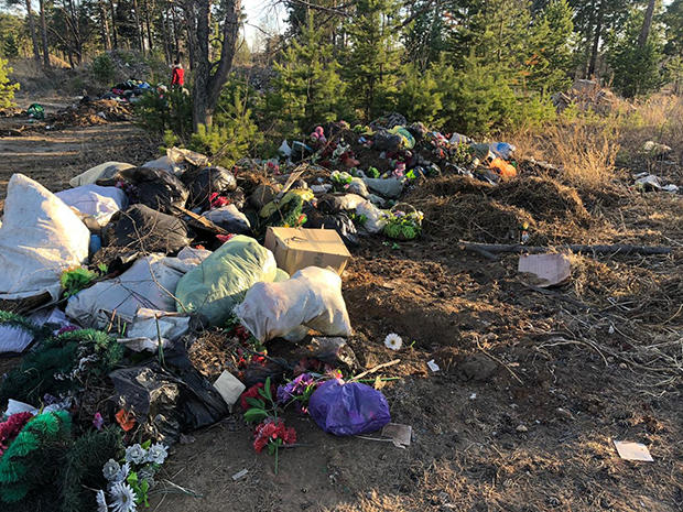 Жители Смоленки: К нам свозят весь мусор с городского кладбища