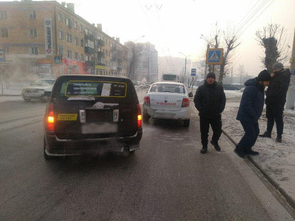 Такси и учебный автомобиль столкнулись на Шилова в Чите